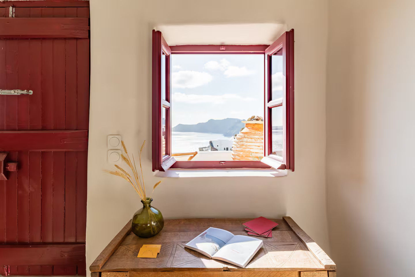 bureau sous fenêtre vue mer