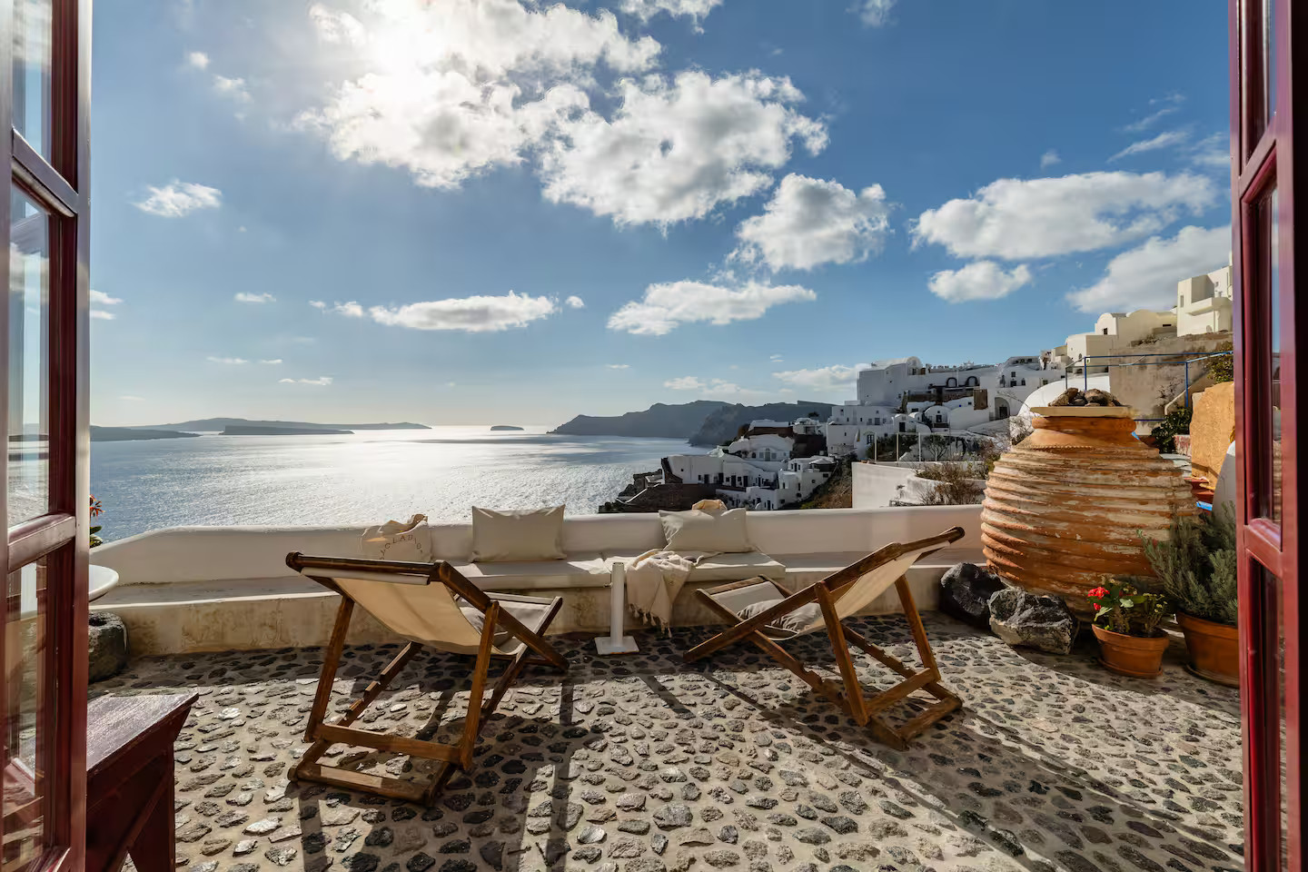 terrasse vue mer maison troglodyte à Santorin