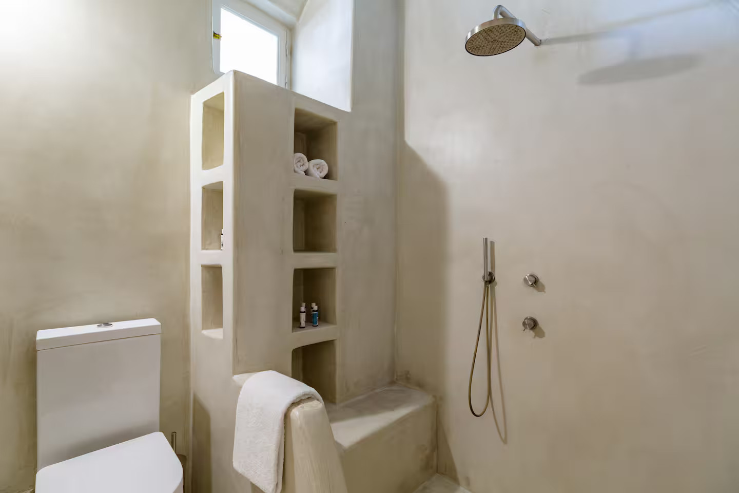 salle de bain murs enduits