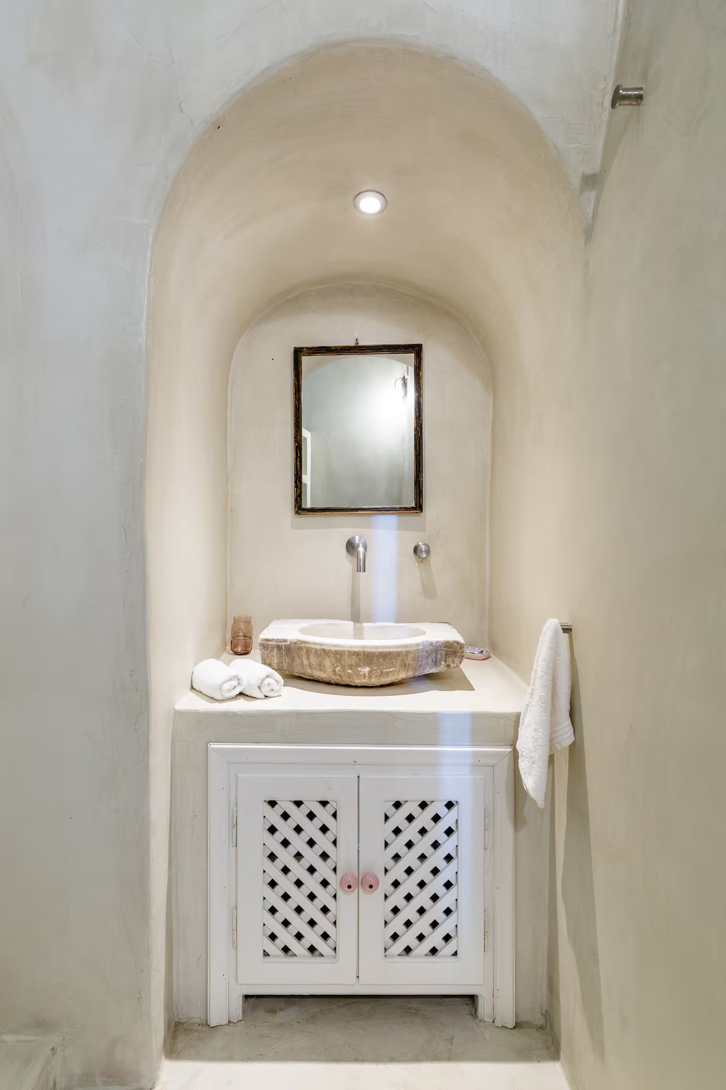 salle de bain rustique blanche