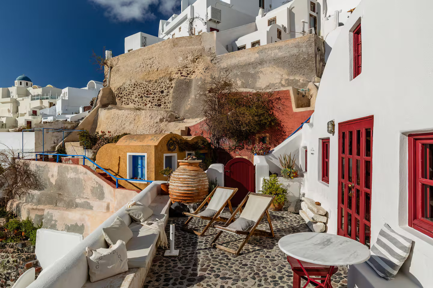 terrasse vue mer maison troglodyte à Santorin