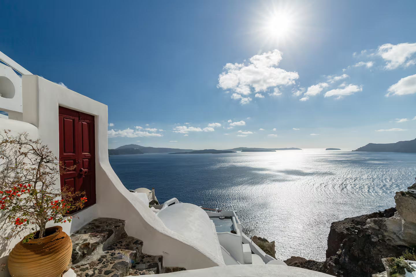 terrasse vue mer maison troglodyte à Santorin