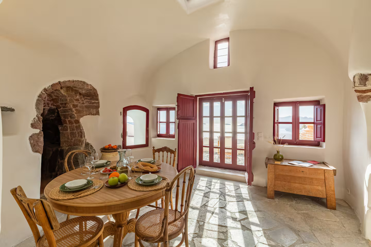 salle à manger murs pierres maison troglodyte à Santorin décoration rustique