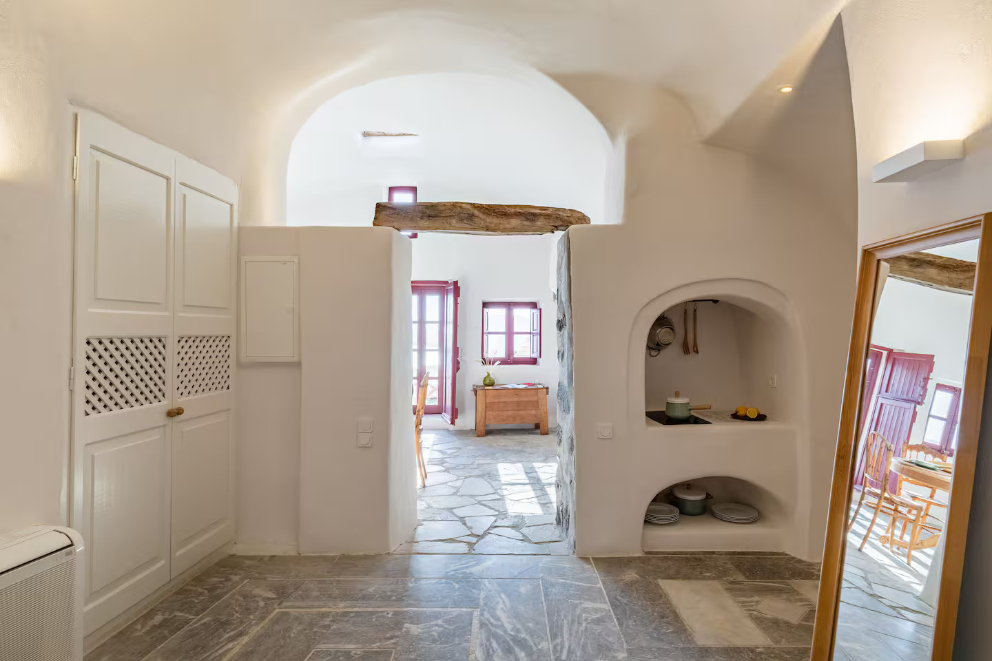 entrée sol marbre maison troglodyte à Santorin décoration rustique