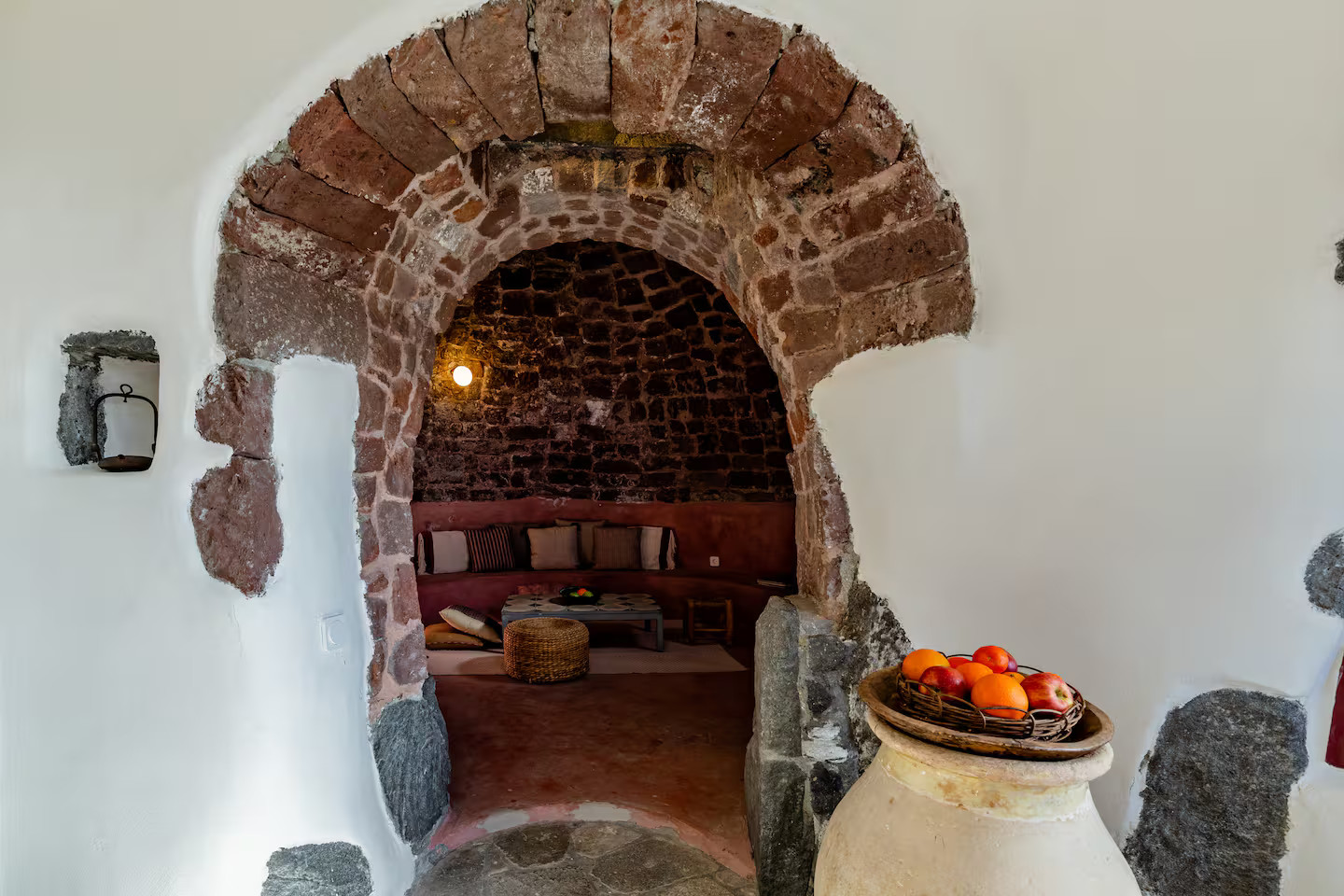 salon murs pierres maison troglodyte à Santorin décoration rustique