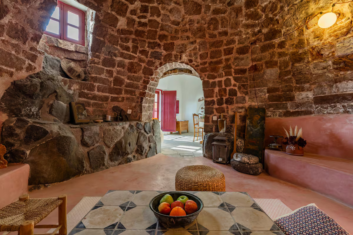 salon murs pierres maison troglodyte à Santorin décoration rustique
