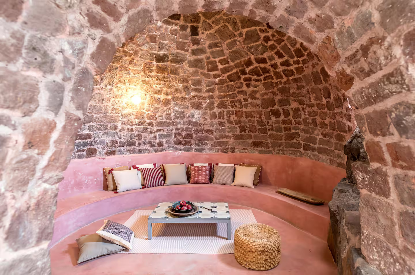 salon murs pierres maison troglodyte à Santorin décoration rustique