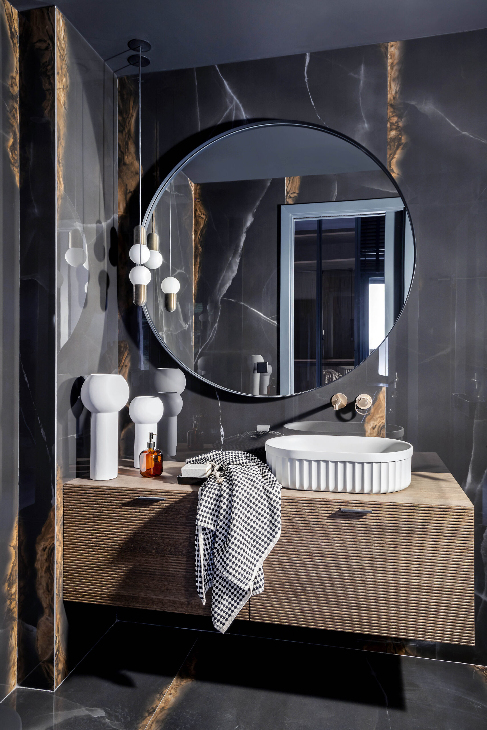 salle de bain bois marbre noir