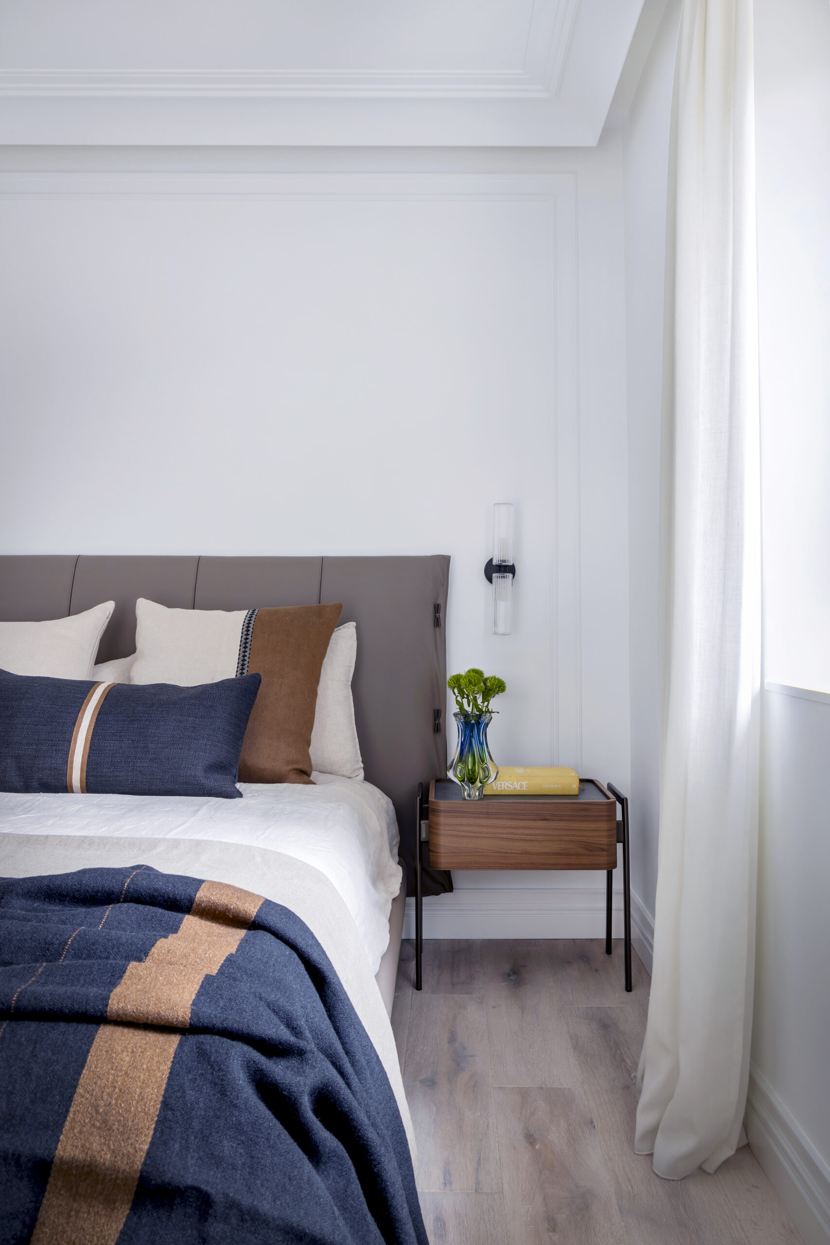 chambre moderne avec moulures