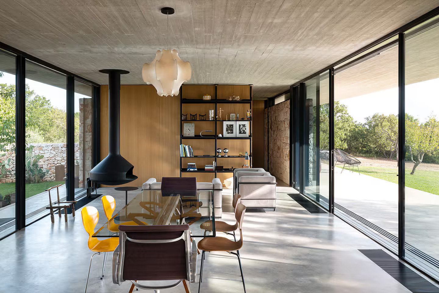 salon décoration design avec cheminée Focus maison contemporaine