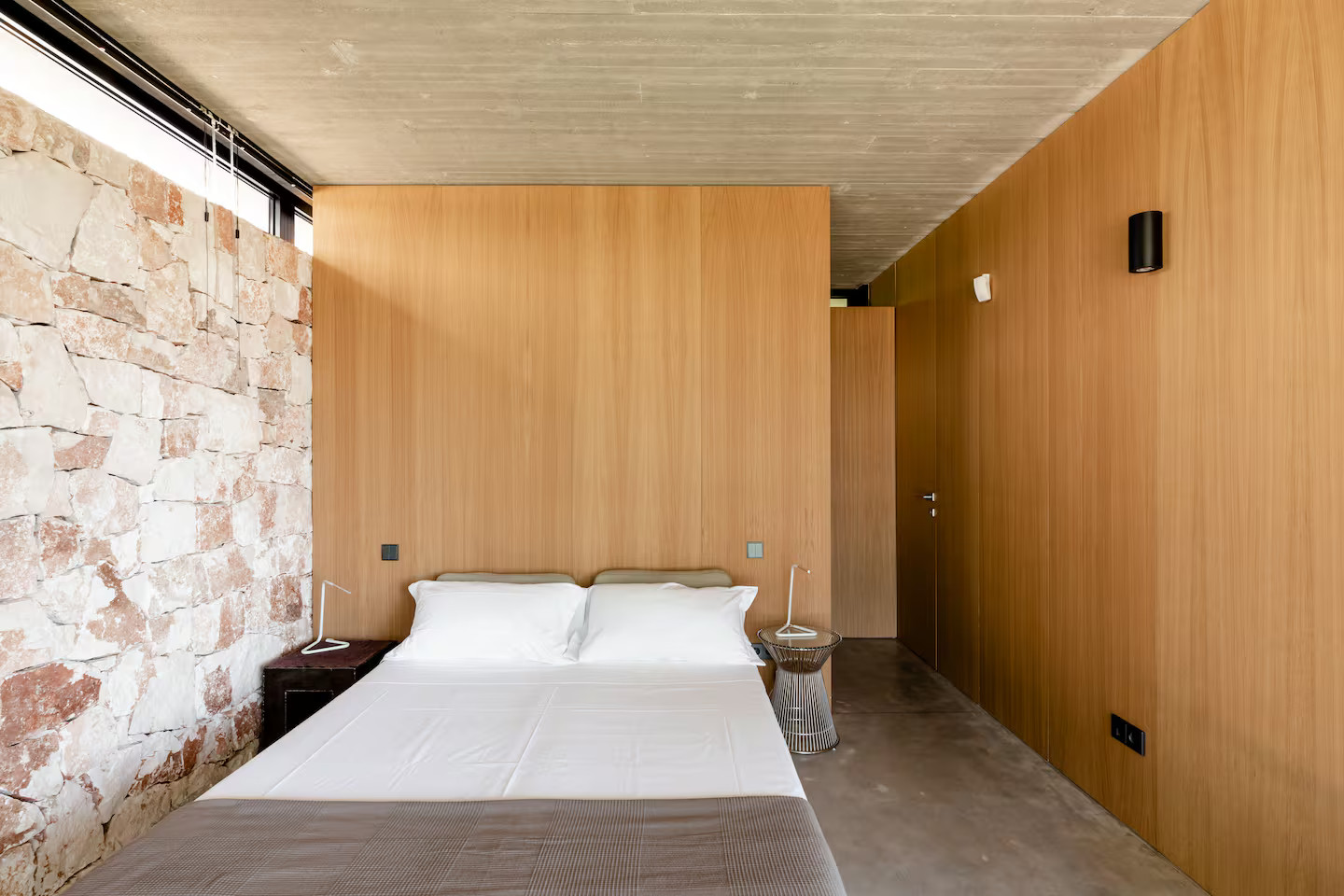 chambre mur pierres 