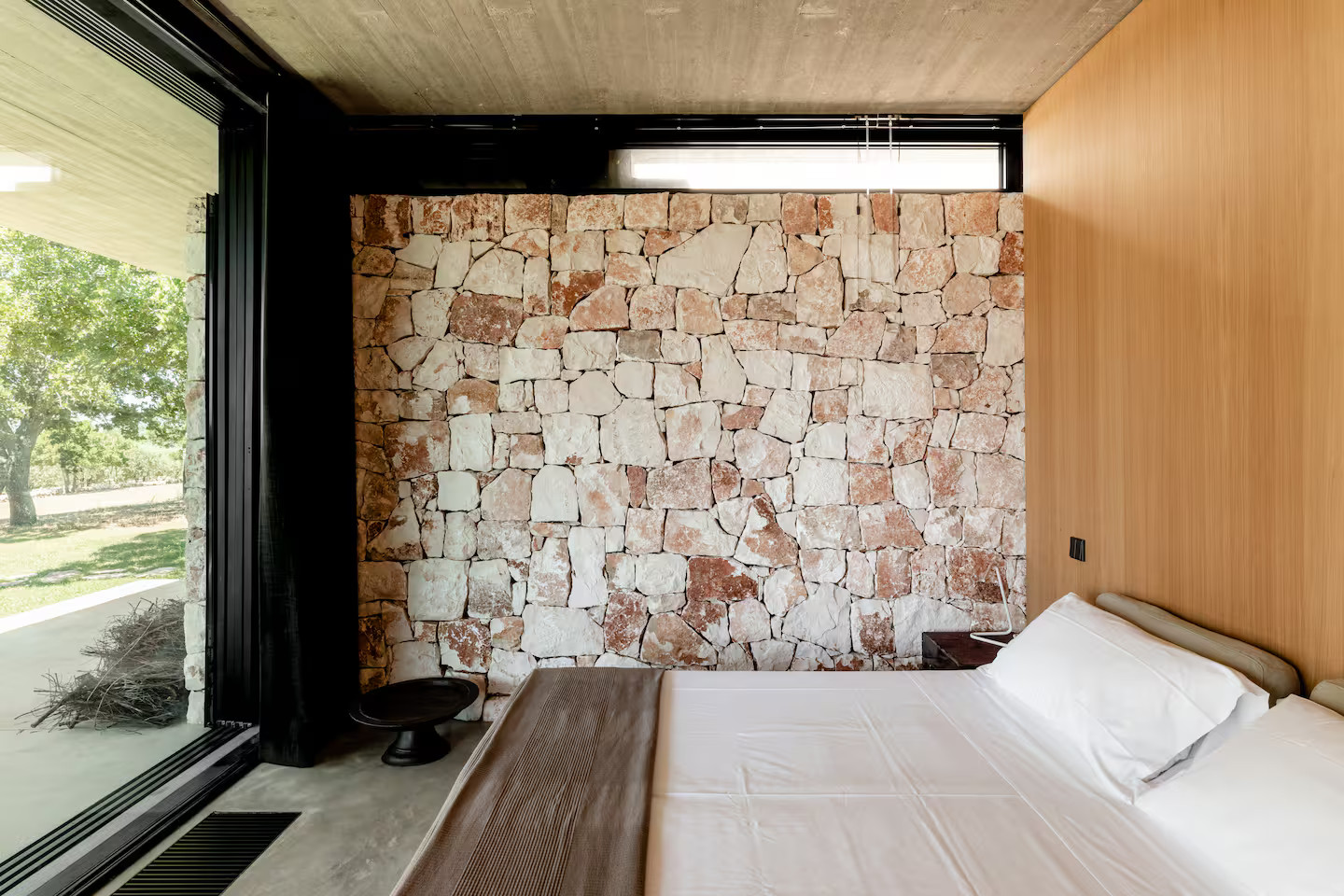 chambre design mur pierres