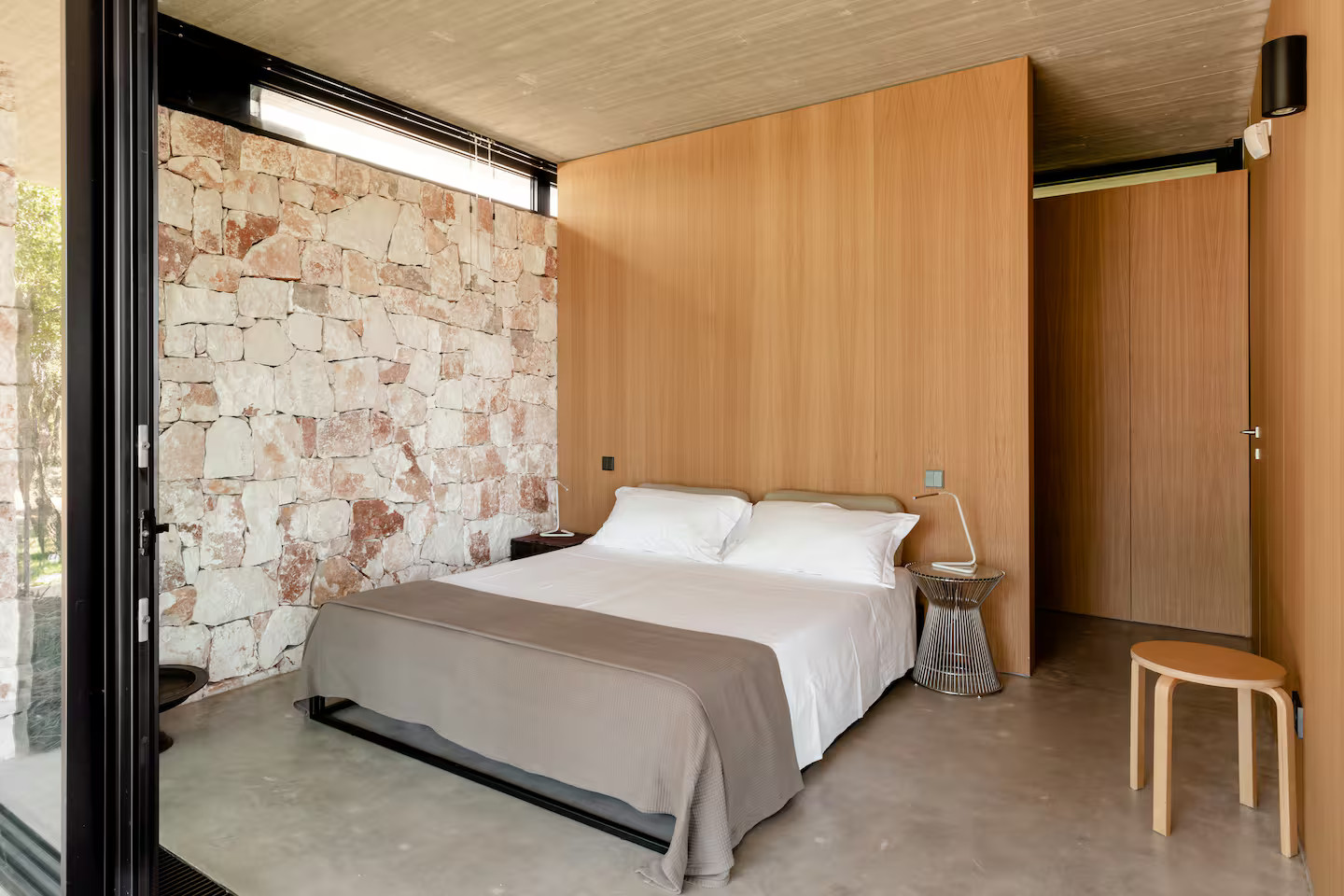 chambre moderne mur pierres