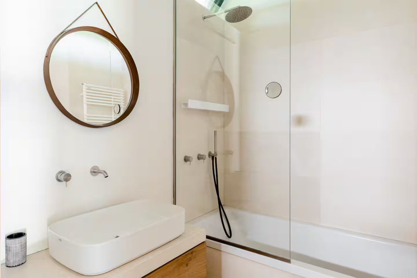 salle de bain moderne blanc et bois