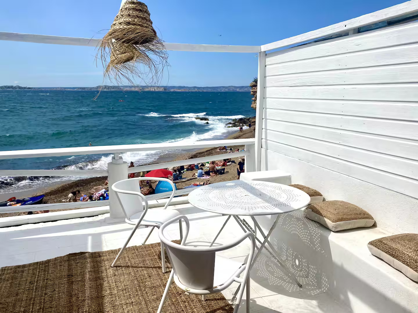 terrasse cabanon design sur une plage à Marseille terrasse cabanon design sur une plage à Marseille
