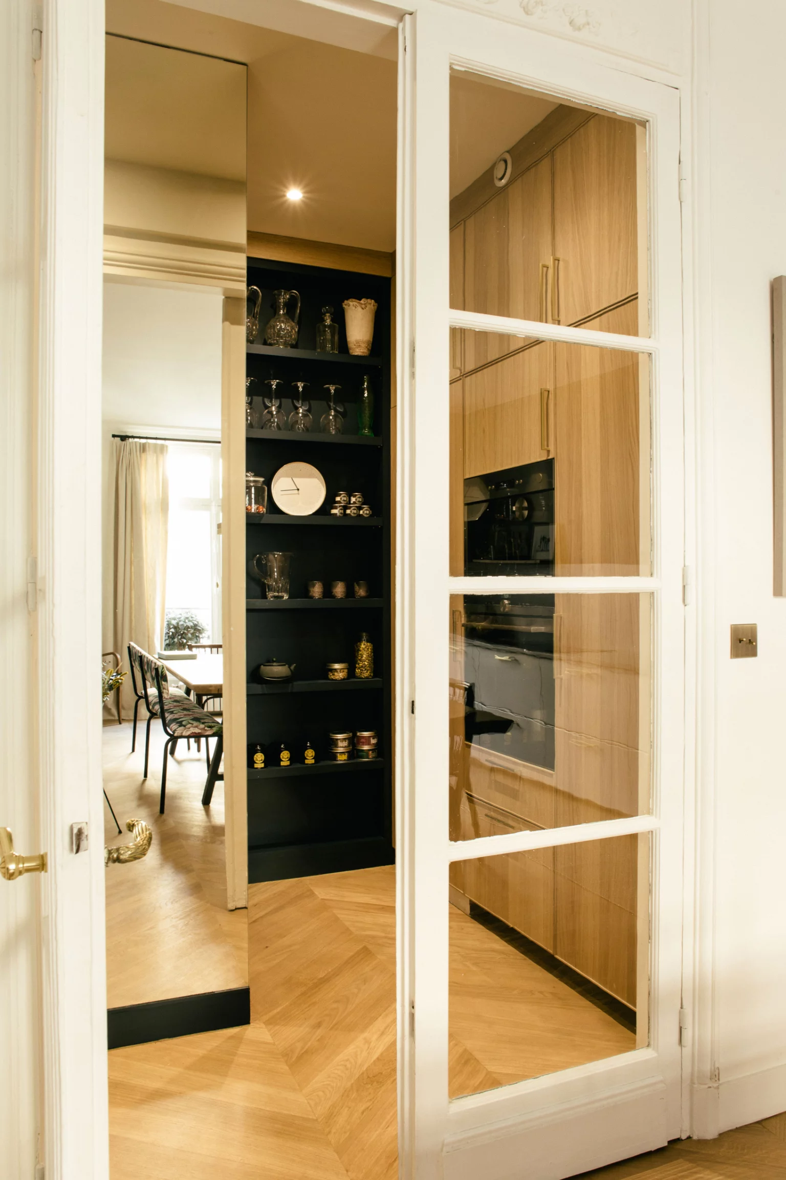 entrée avec parquet appartement haussmannien Paris décoration contemporaine entrée avec parquet appartement haussmannien Paris décoration contemporaine