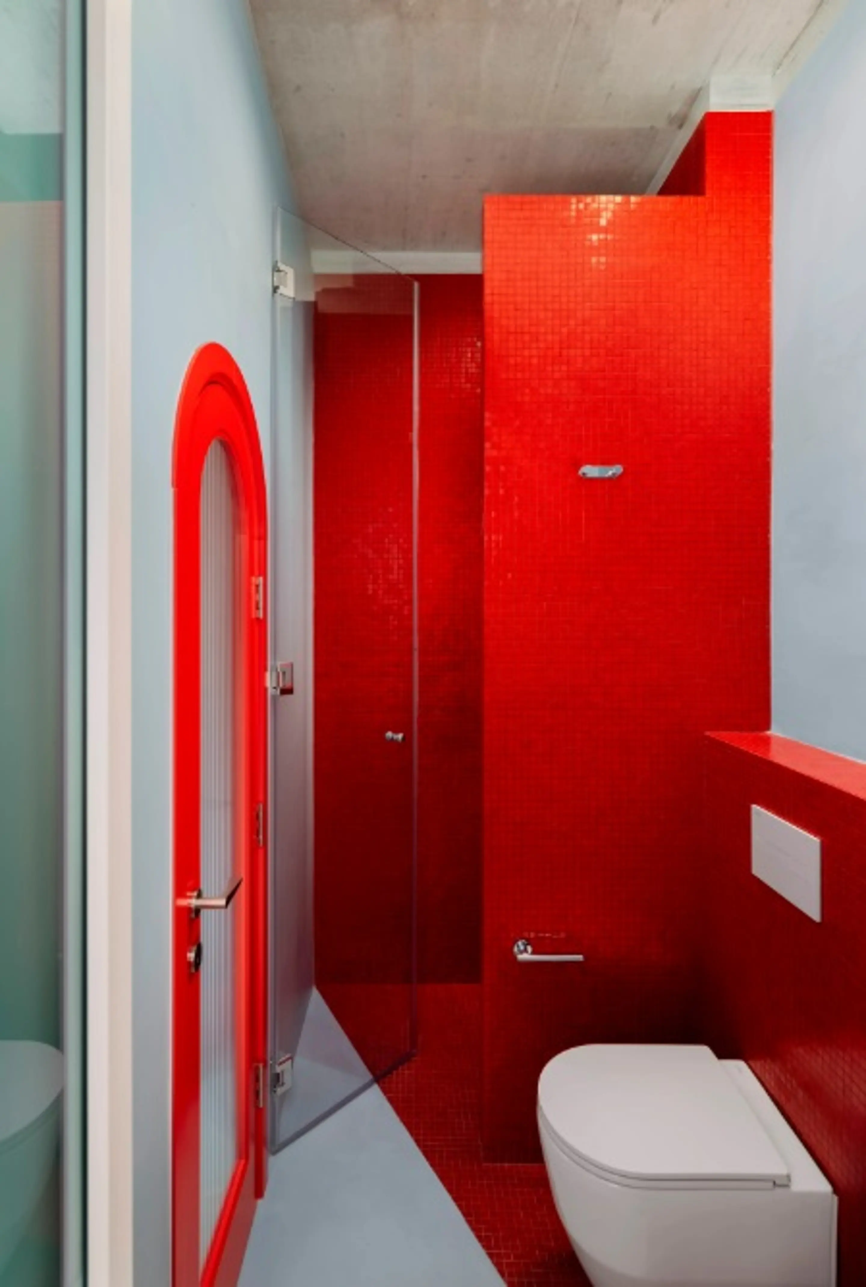 toilettes studio 28m2 décoration design bleue et rouge toilettes studio 28m2 décoration design bleue et rouge