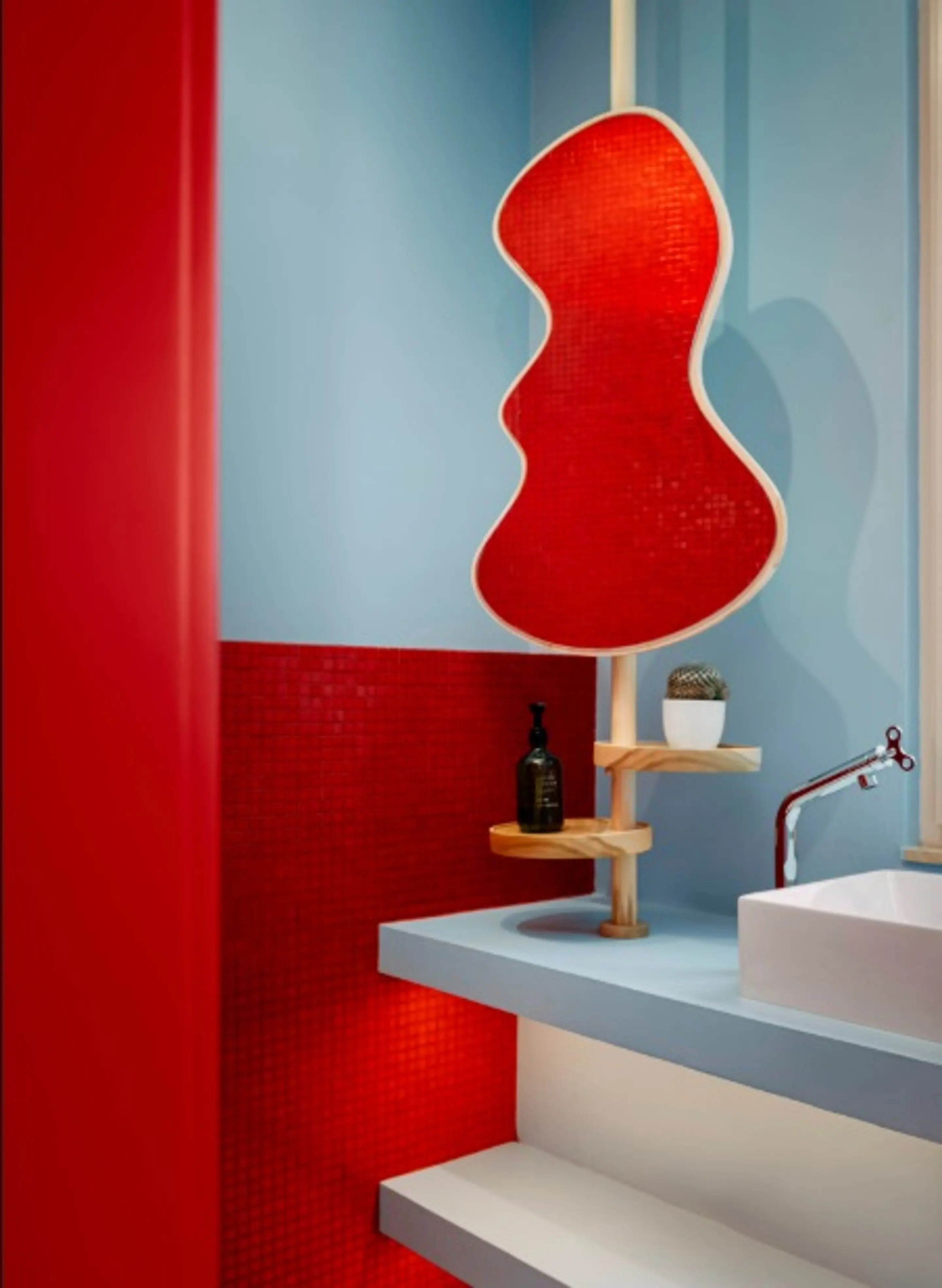 salle de bain studio 28m2 décoration design bleue et rouge salle de bain studio 28m2 décoration design bleue et rouge
