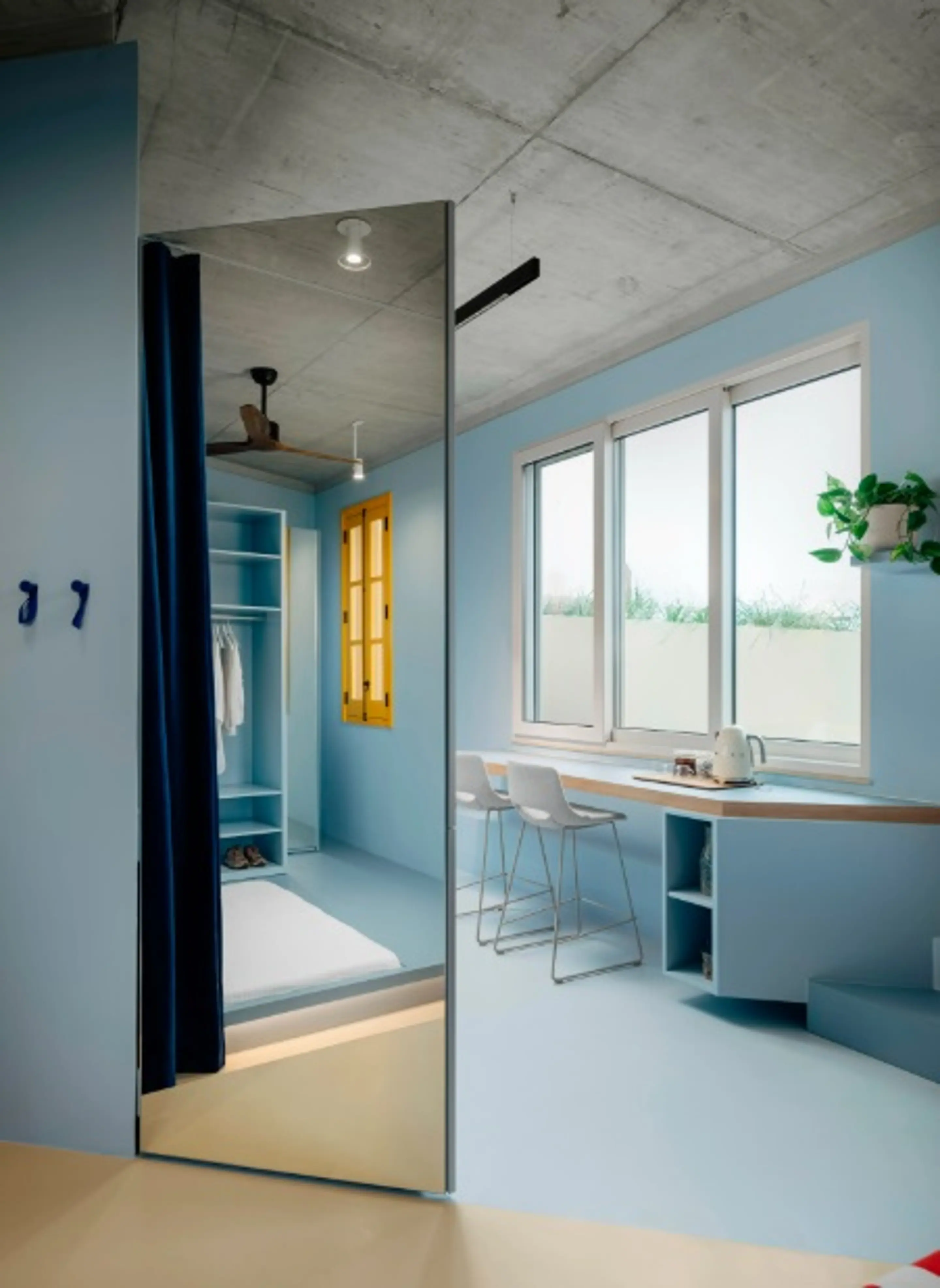 entrée studio 28m2 décoration design bleue entrée studio 28m2 décoration design bleue