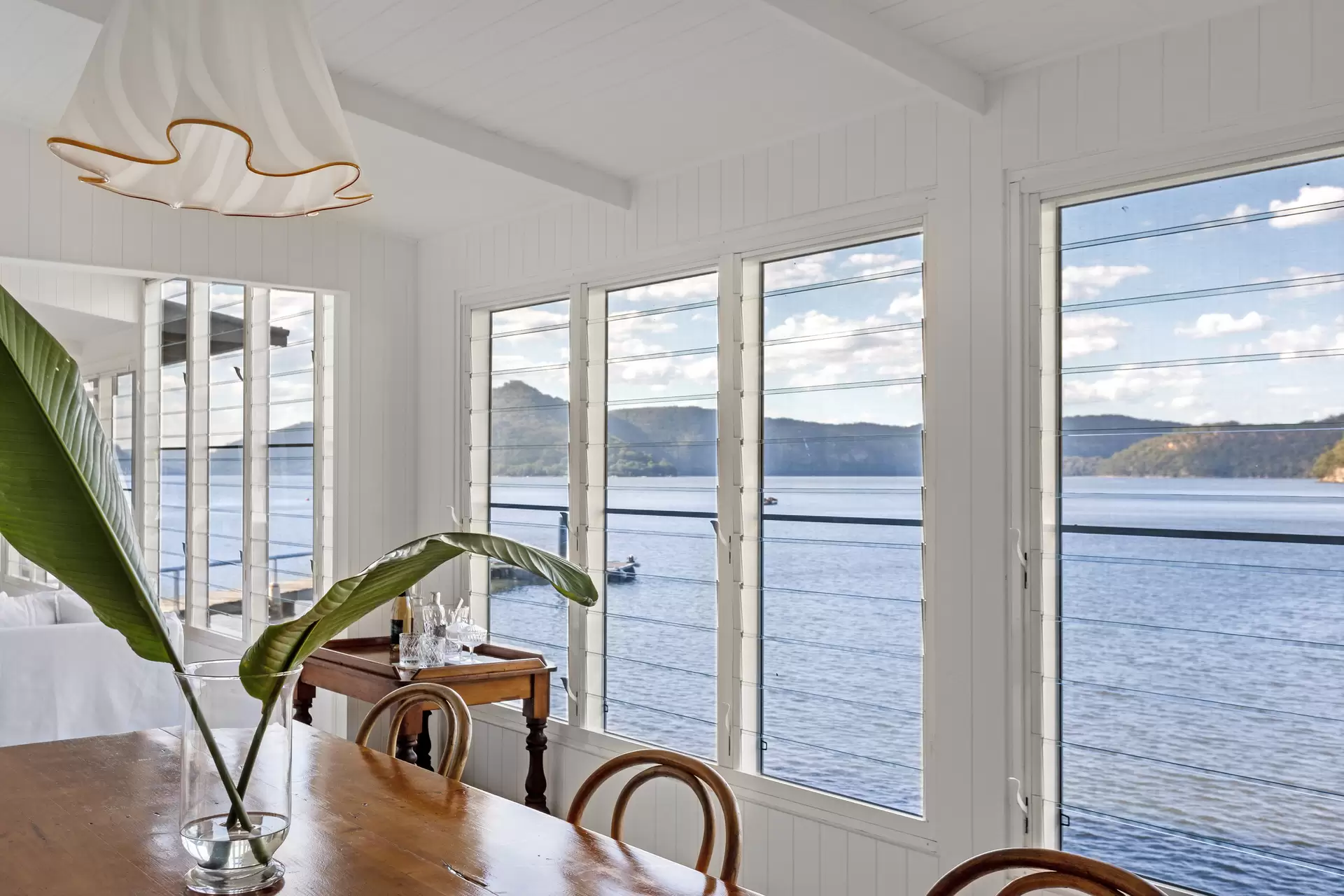 salle à manger vue fleuve maison australienne romantique Sunny Corner Cottage