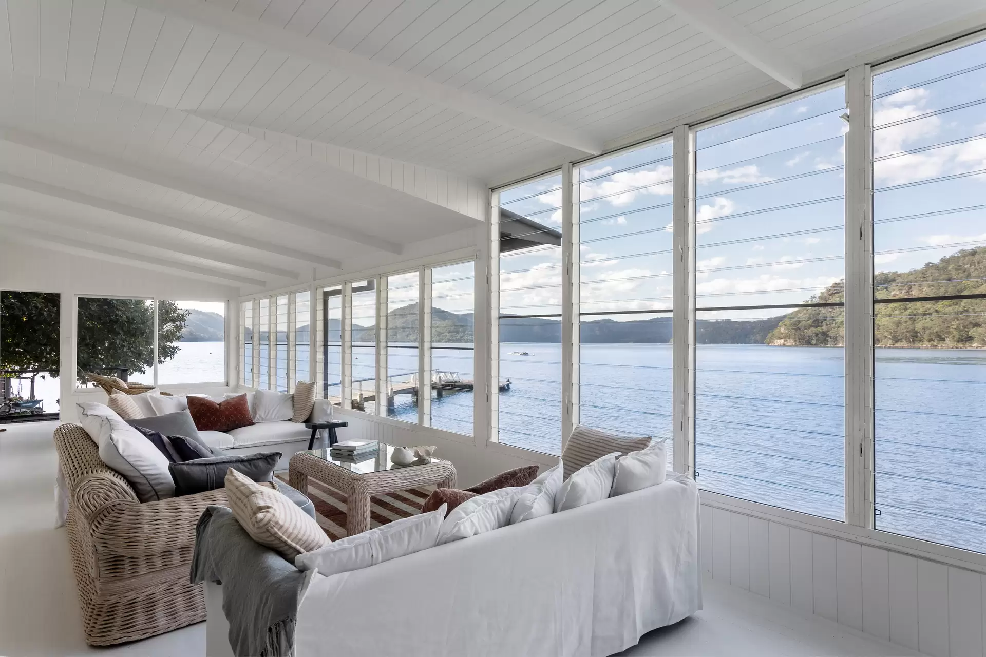 salon vue fleuve maison australienne romantique Sunny Corner Cottage