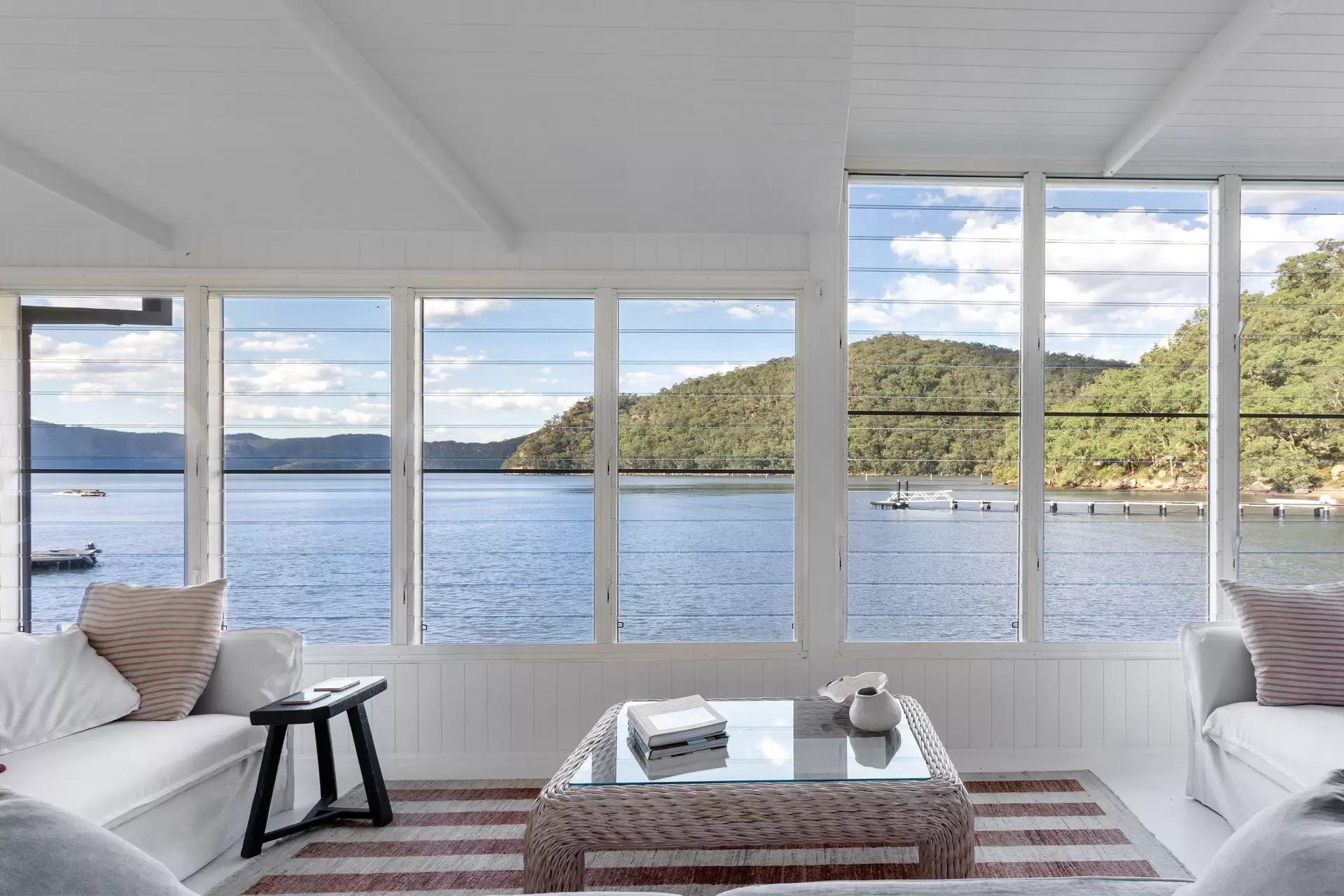 salon vue fleuve maison australienne romantique Sunny Corner Cottage