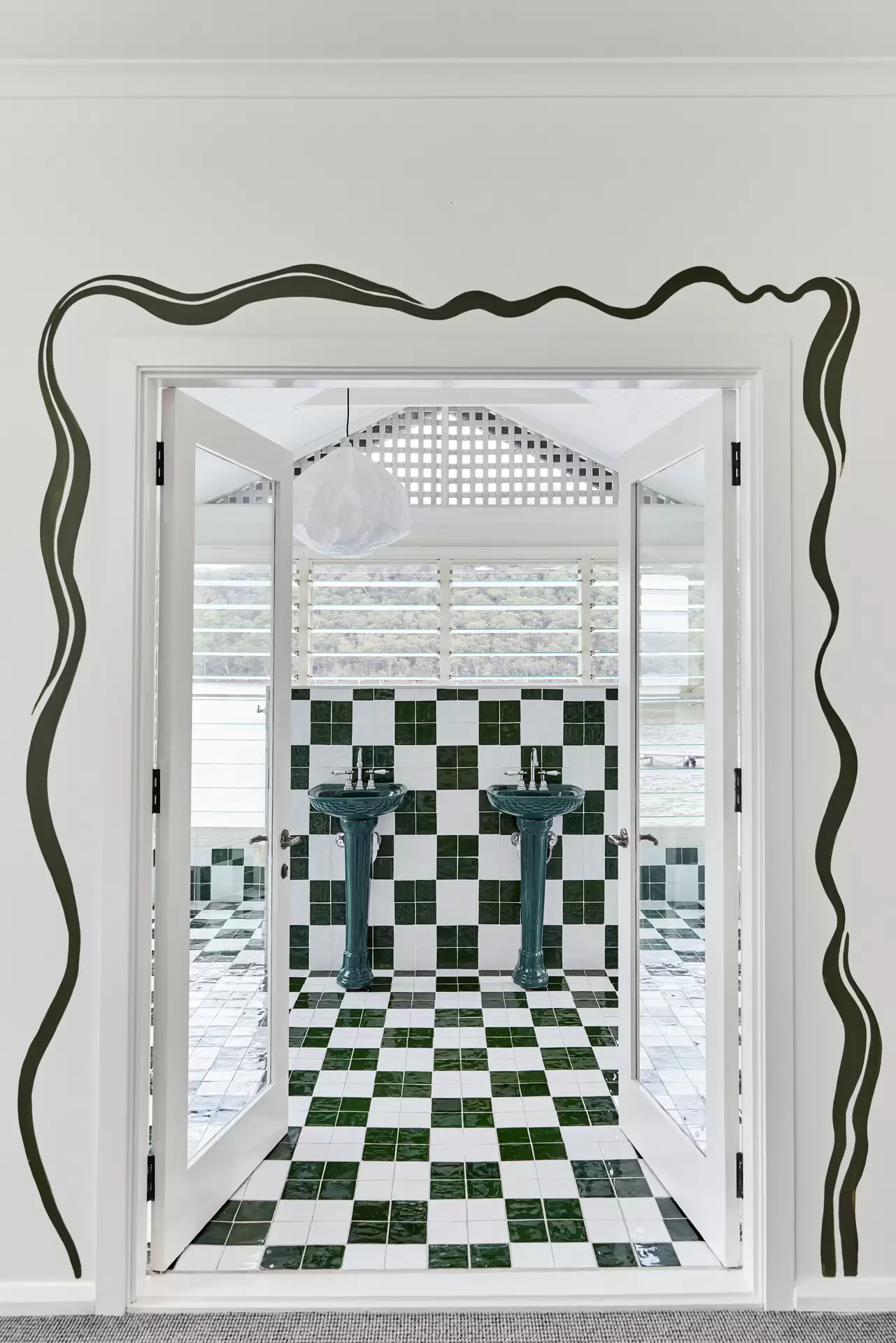 salle de bain blanche et vert émeraude maison australienne romantique Sunny Corner Cottage