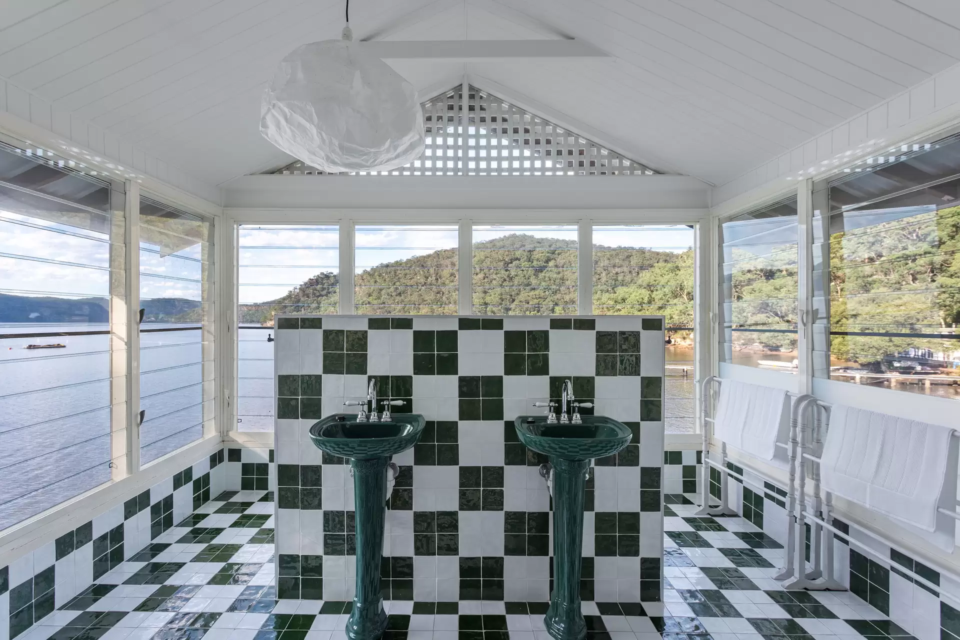 salle de bain blanche et vert émeraude maison australienne romantique Sunny Corner Cottage