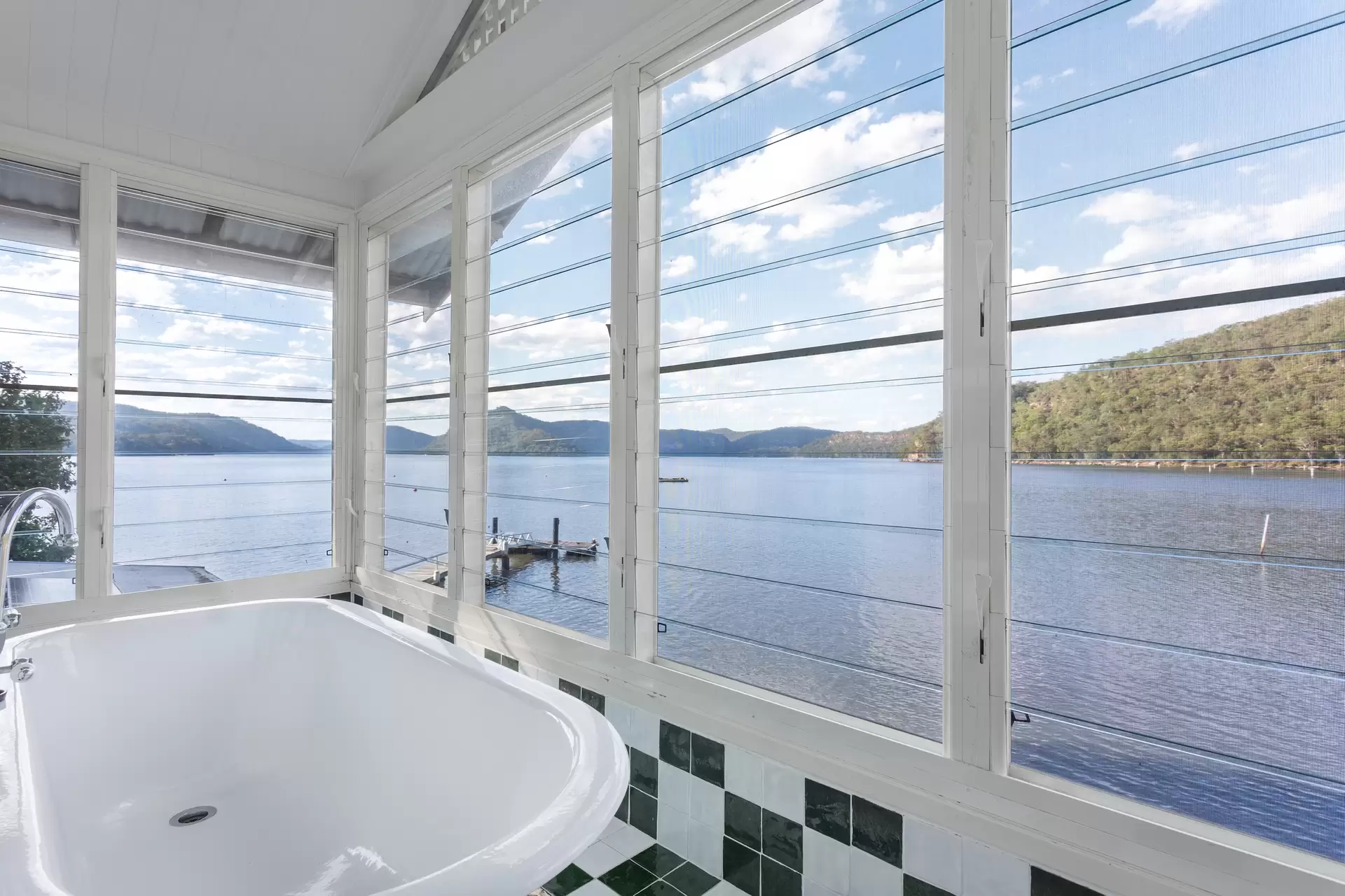 salle de bain blanche et vert émeraude maison australienne romantique Sunny Corner Cottage