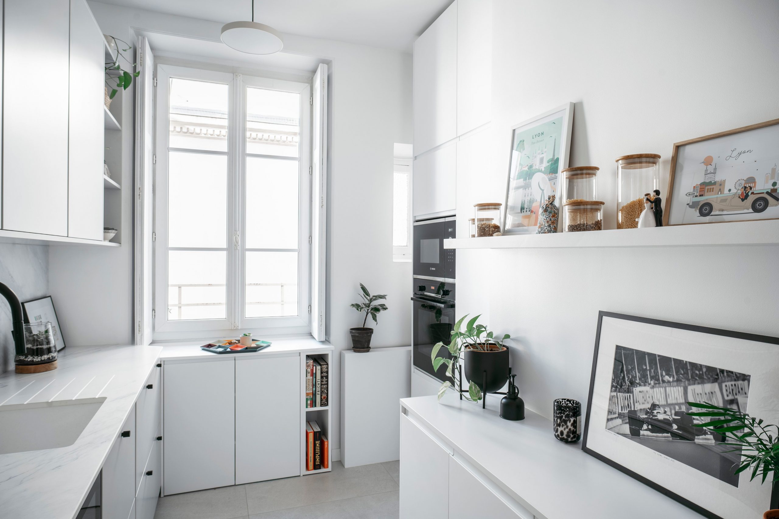 cuisine blanche appartement haussmannien Lyon décoration contemporaine cuisine blanche appartement haussmannien Lyon décoration contemporaine