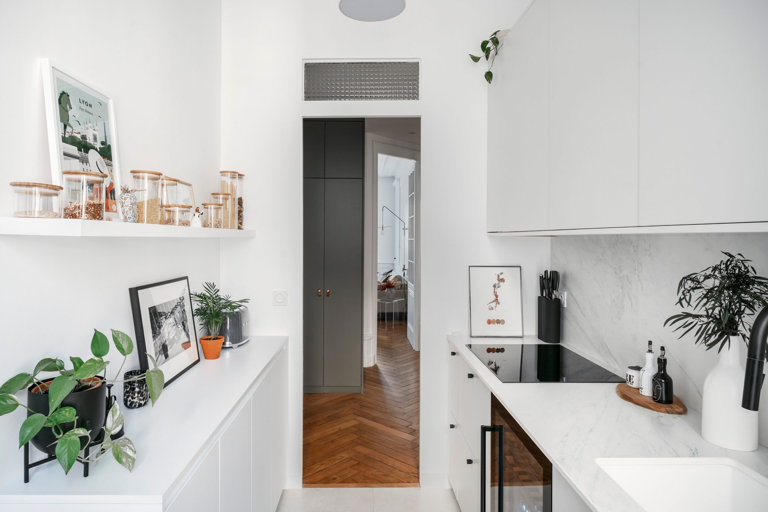 cuisine blanche appartement haussmannien Lyon décoration contemporaine cuisine blanche appartement haussmannien Lyon décoration contemporaine