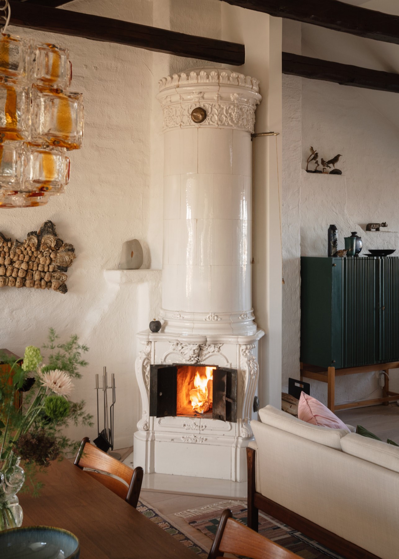 poêle ancien en faïence dans salon avec poutres appartement mansardé de 141m2 poêle ancien en faïence dans salon avec poutres appartement mansardé de 141m2