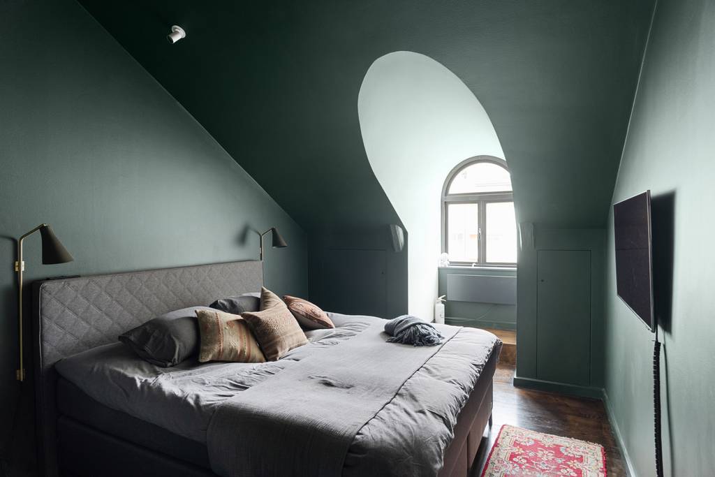 chambre murs verts appartement mansardé avec poutres