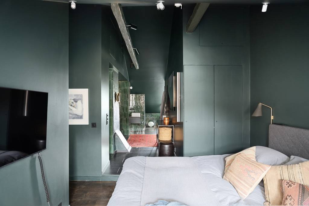 chambre murs verts avec salle de bain