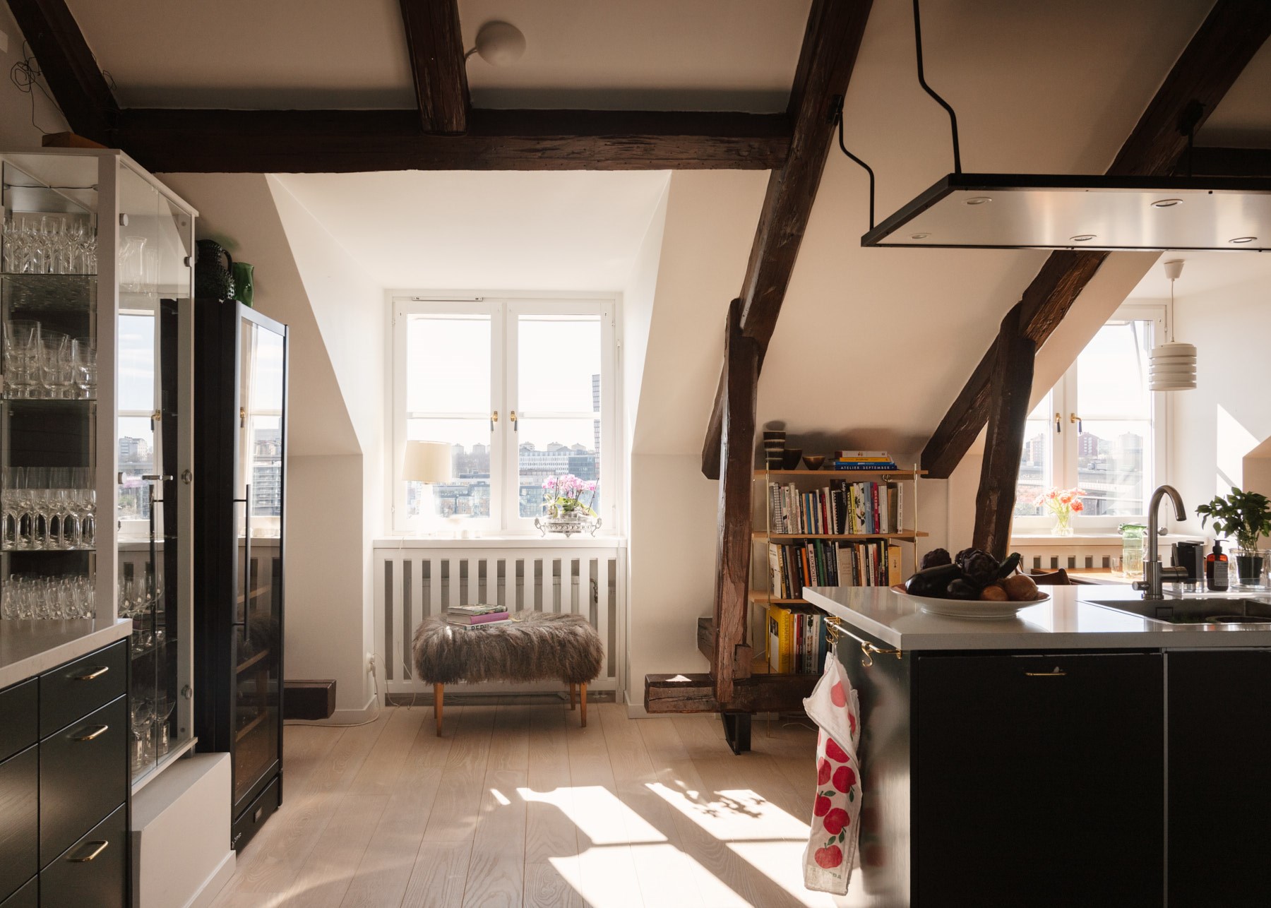cuisine ouverte avec poutres appartement mansardé de 141m2 décoration vintage cuisine ouverte avec poutres appartement mansardé de 141m2 décoration vintage