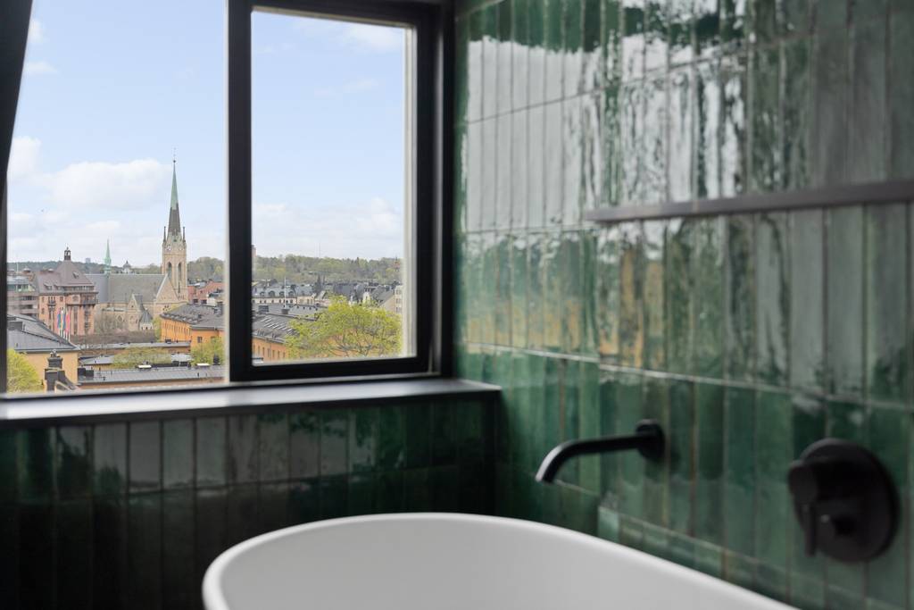 salle de bain carrelage vert avec fenêtre