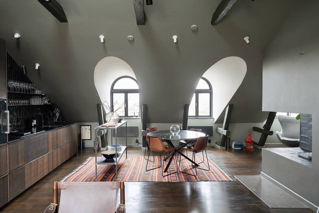 cuisine et salle à manger appartement mansardé avec poutres