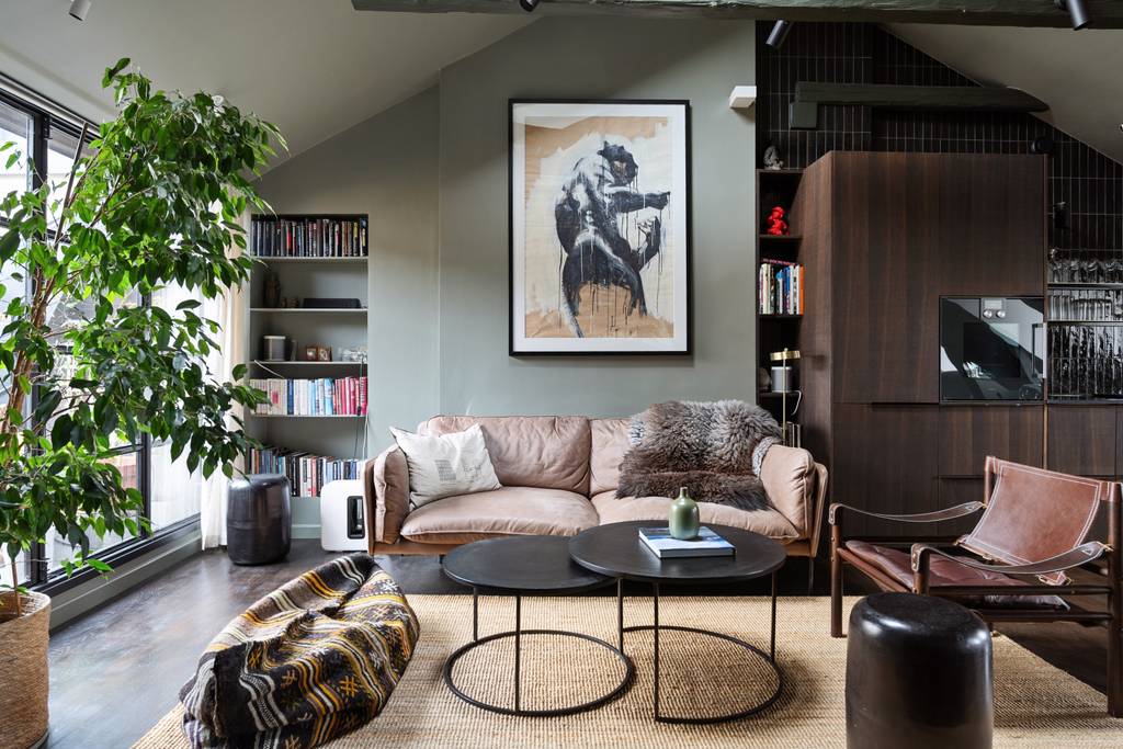salon appartement mansardé avec poutres