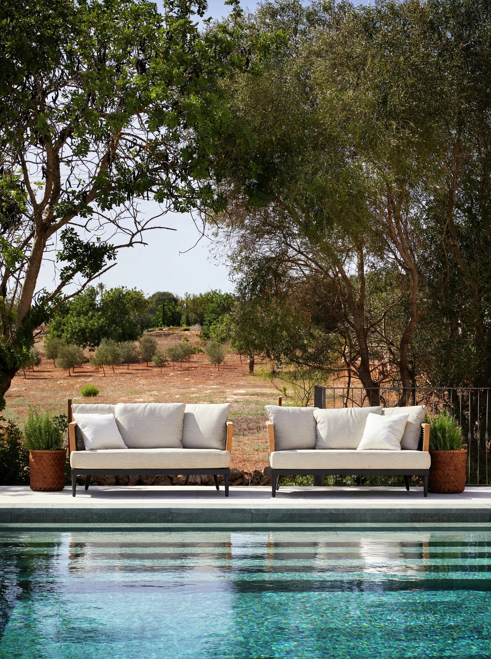 canapé extérieur sur terrasse avec piscine canapé extérieur sur terrasse avec piscine