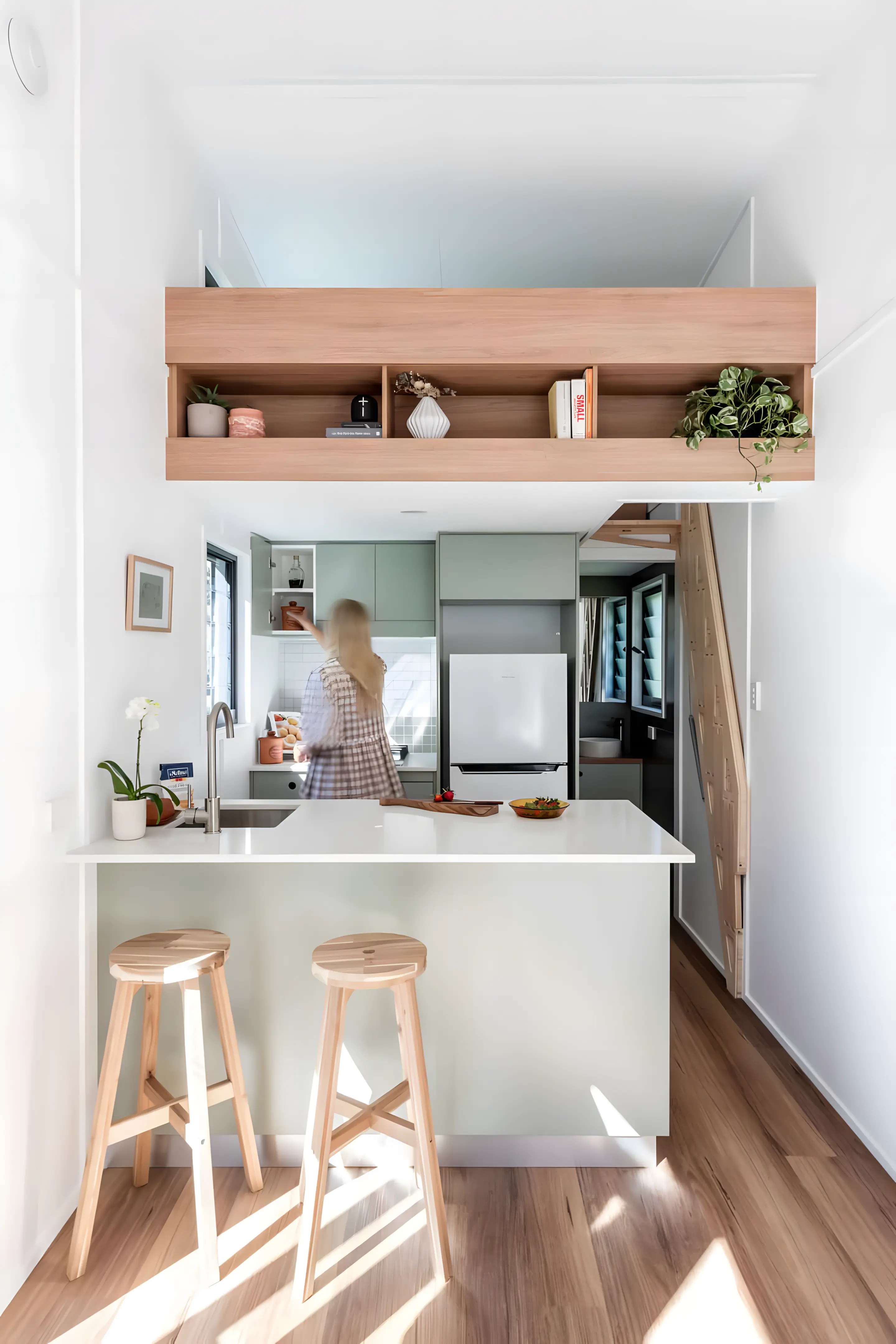 cuisine petite maison mobile avec mezzanine et escalier escamotable contre mur Jordy loft de Konpak cuisine petite maison mobile avec mezzanine et escalier escamotable contre mur Jordy loft de Konpak