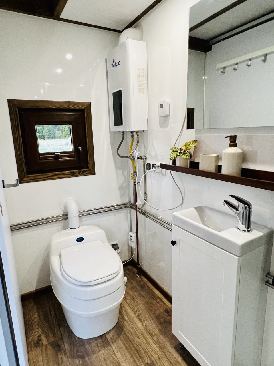 salle de bain mini maison mobile Sofia par Vagabond Haven