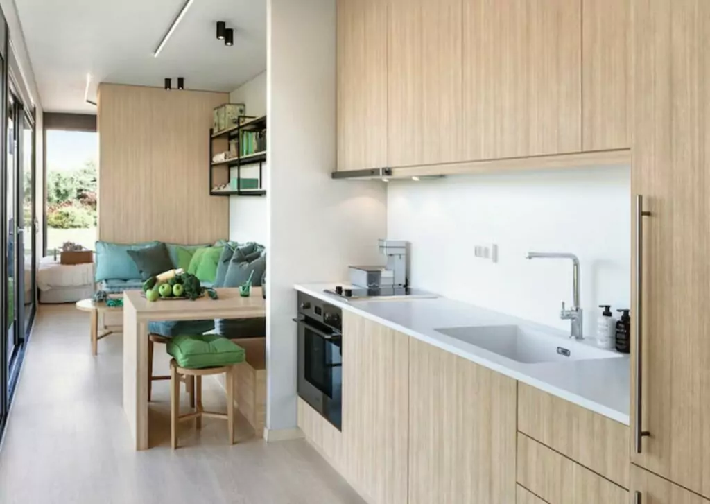 salon et cuisine petite maison container de 30m2 avec un toit végétalisé salon et cuisine petite maison container de 30m2 avec un toit végétalisé