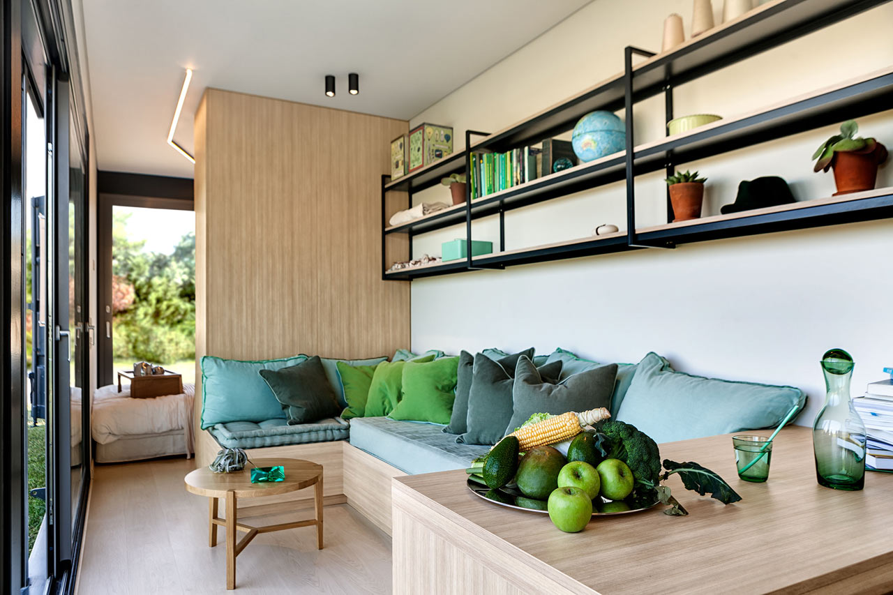 salon petite maison container de 30m2 avec un toit végétalisé salon petite maison container de 30m2 avec un toit végétalisé