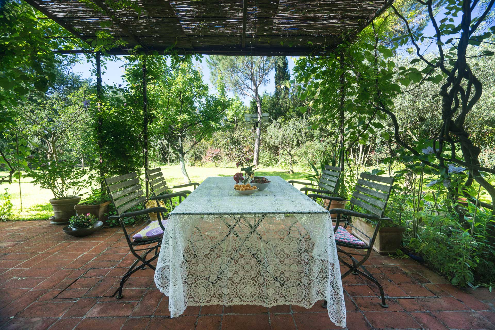 salle à manger extérieure sous pergola maison ancienne Toscane Il Fienile salle à manger extérieure sous pergola maison ancienne Toscane Il Fienile