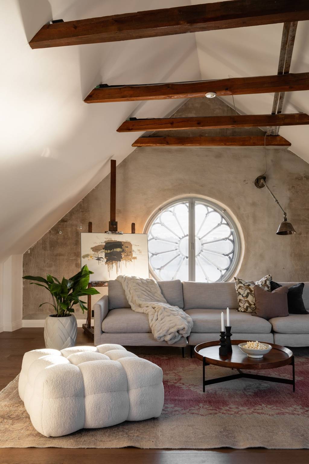 salon avec fenêtre ronde et poutres décoration contemporaine