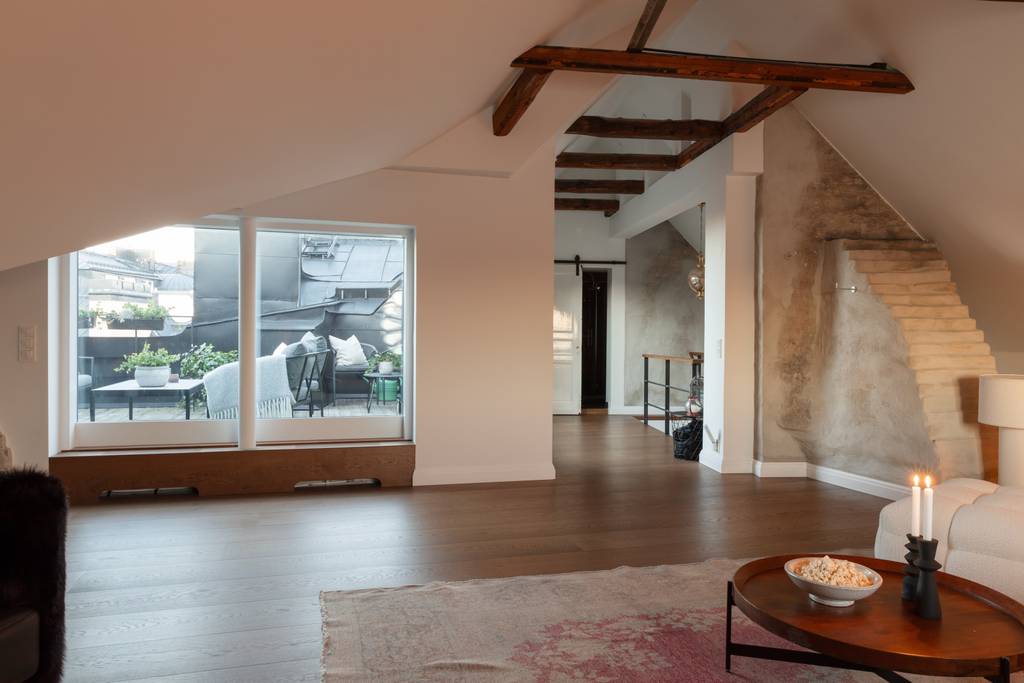 salon avec terrasse et poutres décoration contemporaine