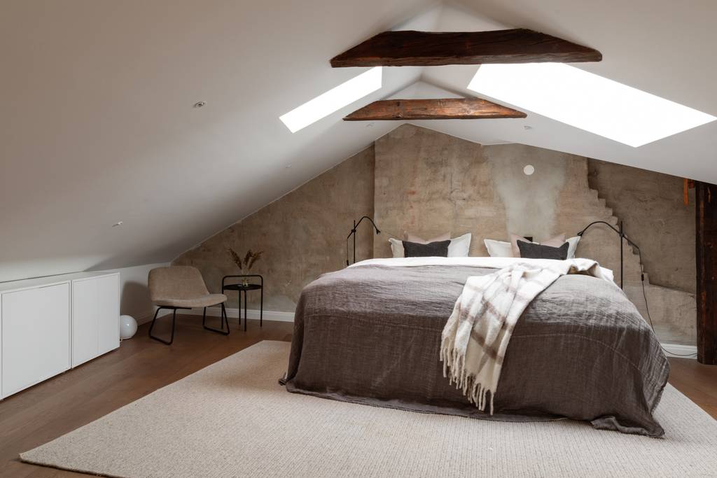 chambre avec velux et poutres décoration contemporaine