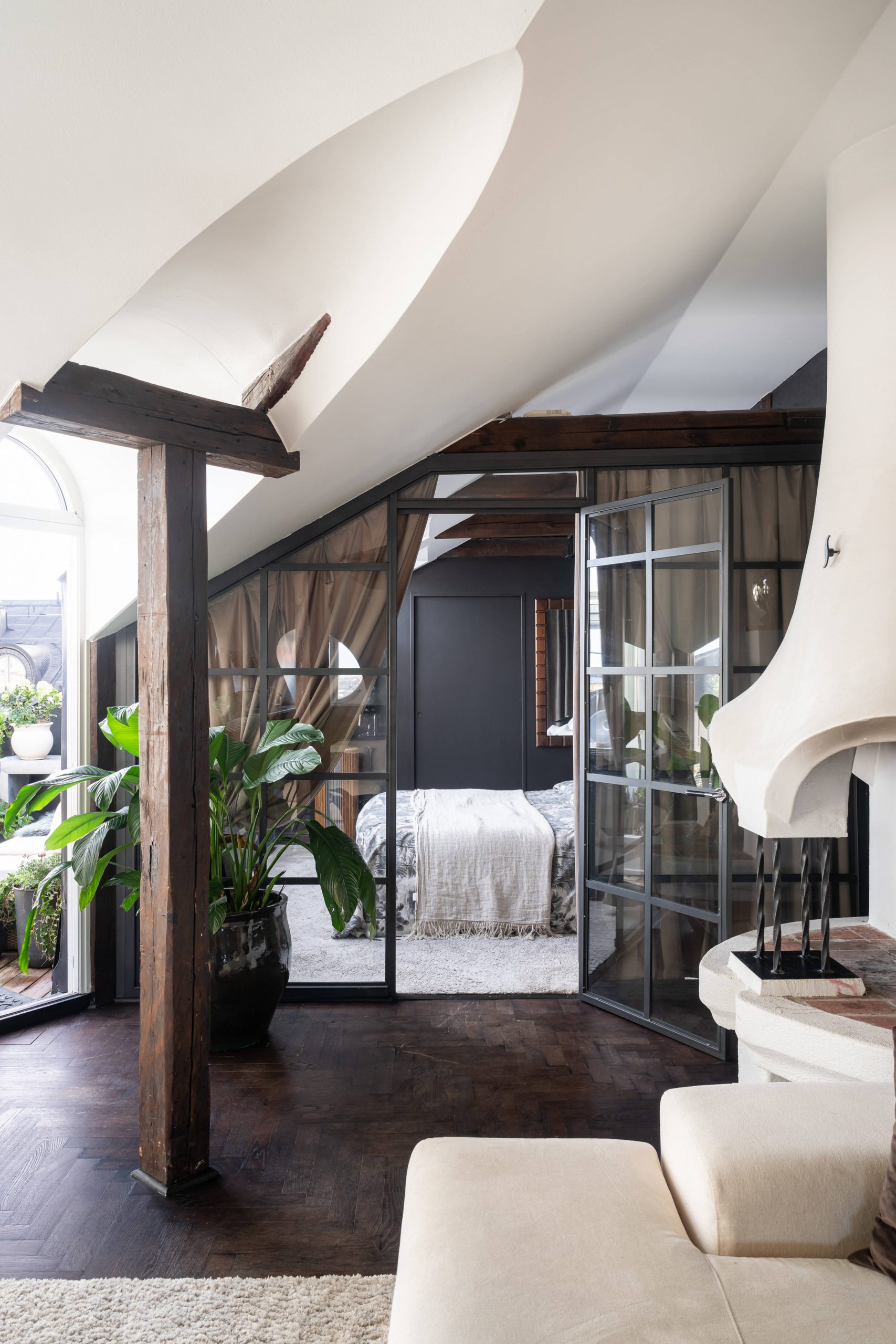 chambre avec verrière appartement contemporain 82m2 avec poutres sous les toits chambre avec verrière appartement contemporain 82m2 avec poutres sous les toits