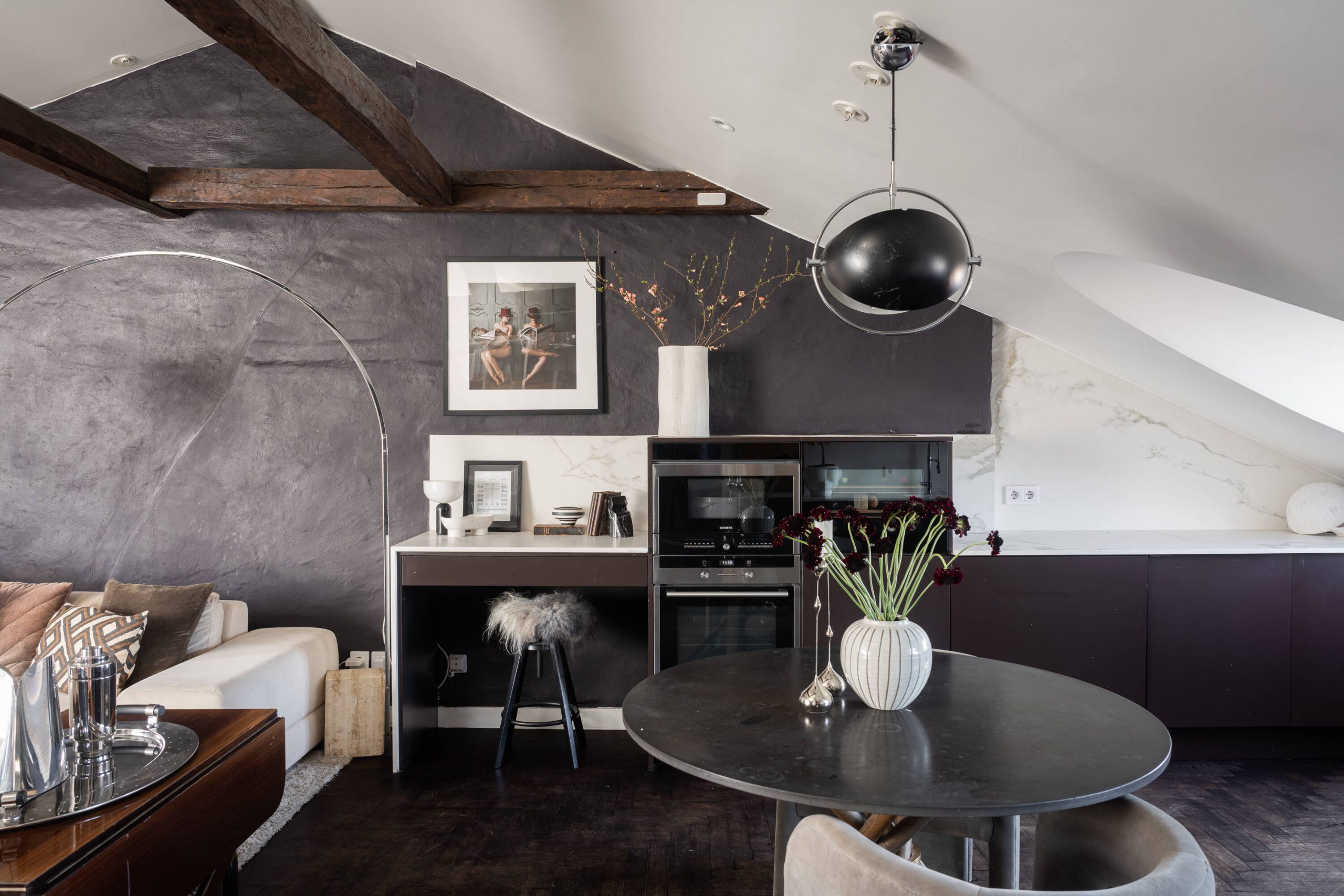 salon et cuisine appartement contemporain 82m2 avec poutres sous les toits salon et cuisine appartement contemporain 82m2 avec poutres sous les toits
