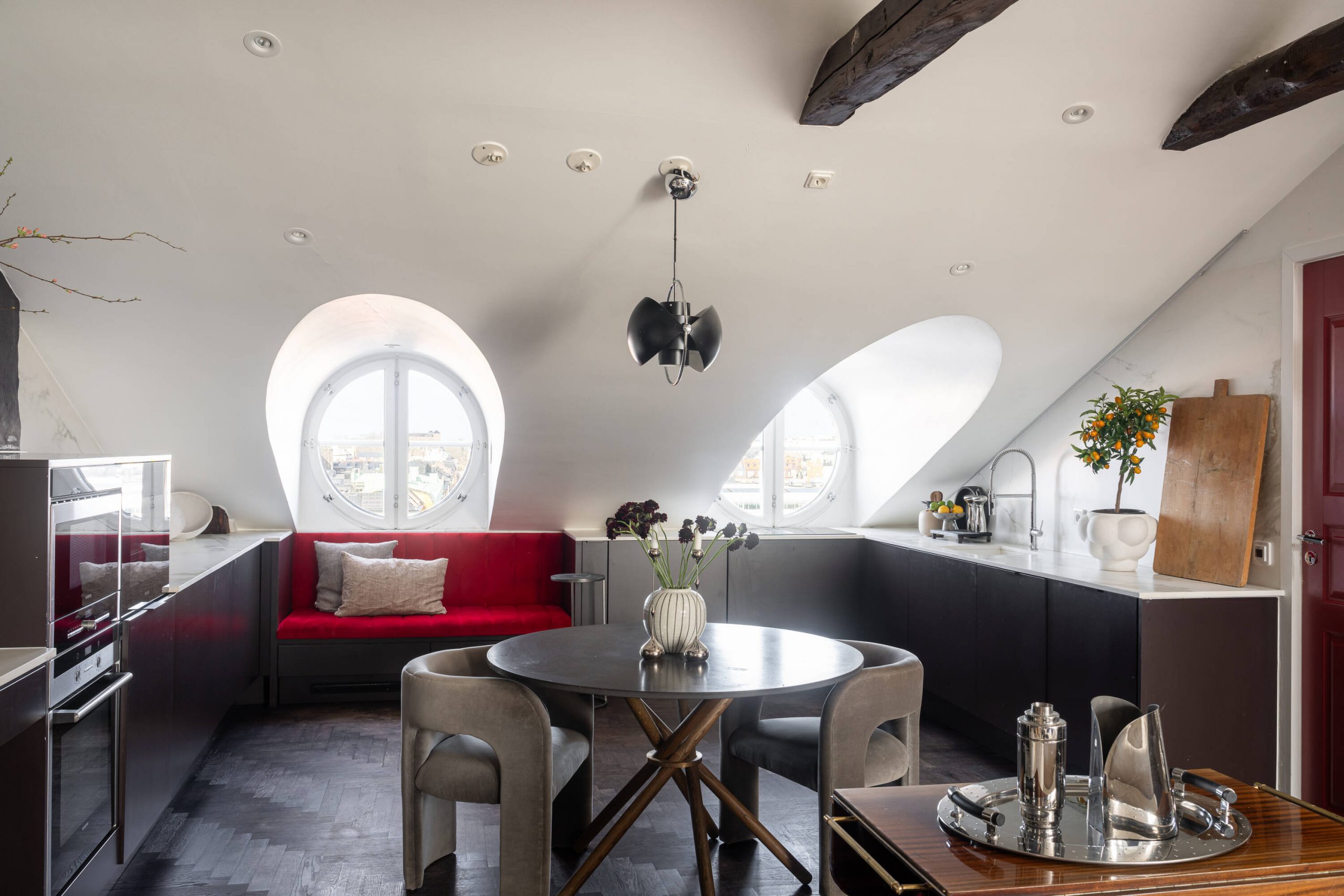 cuisine et salle à manger appartement contemporain 82m2 avec poutres sous les toits cuisine et salle à manger appartement contemporain 82m2 avec poutres sous les toits